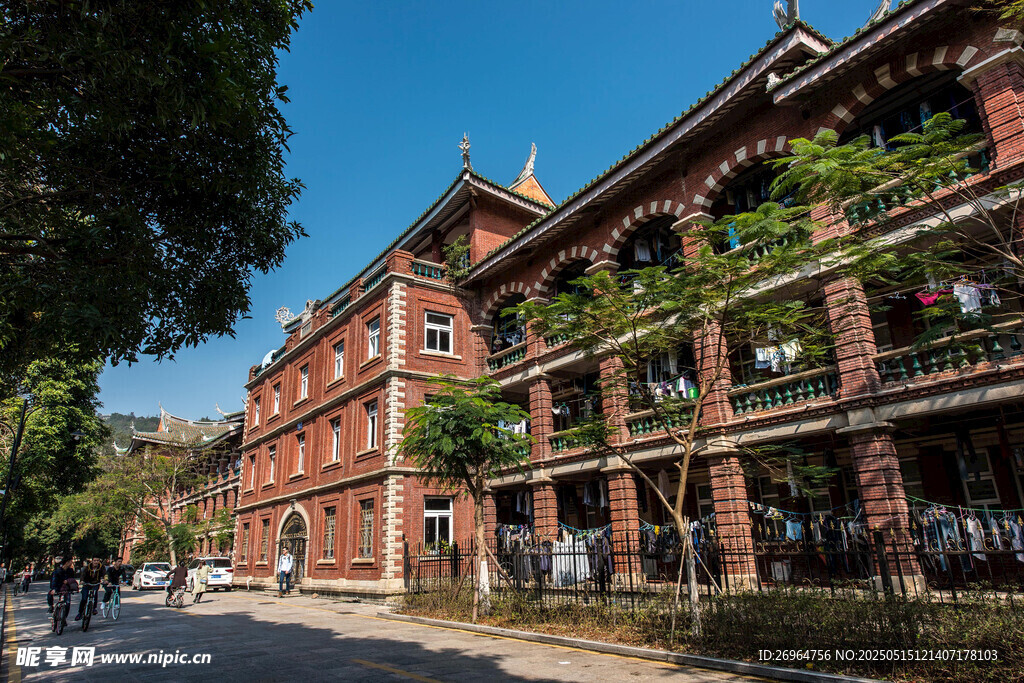 红砖建筑的古朴街道风光