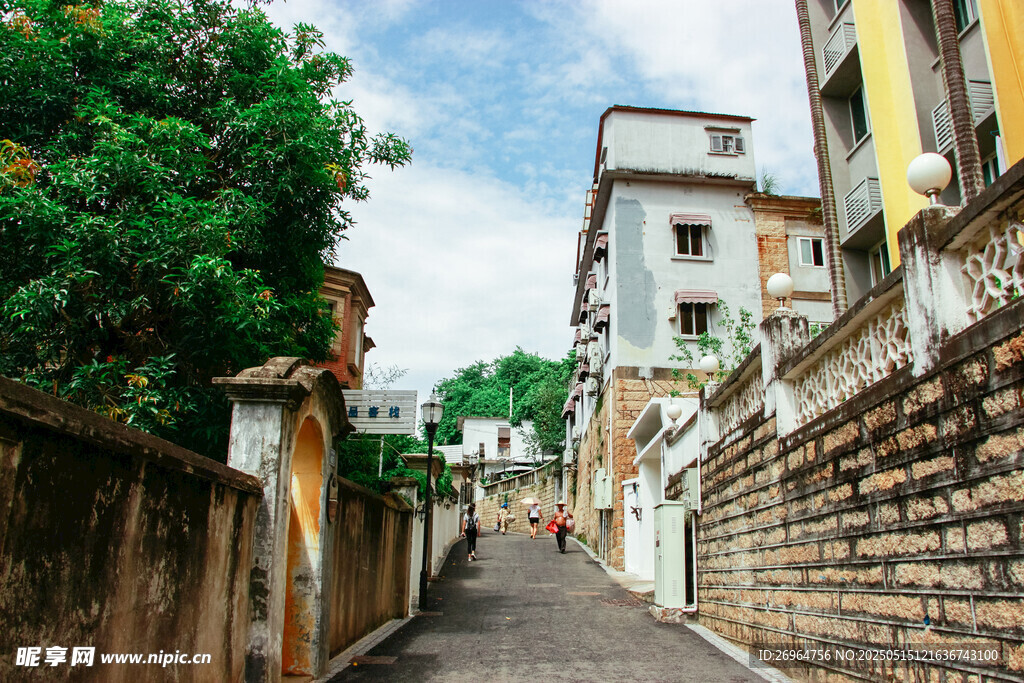 狭窄小巷旁的多彩建筑