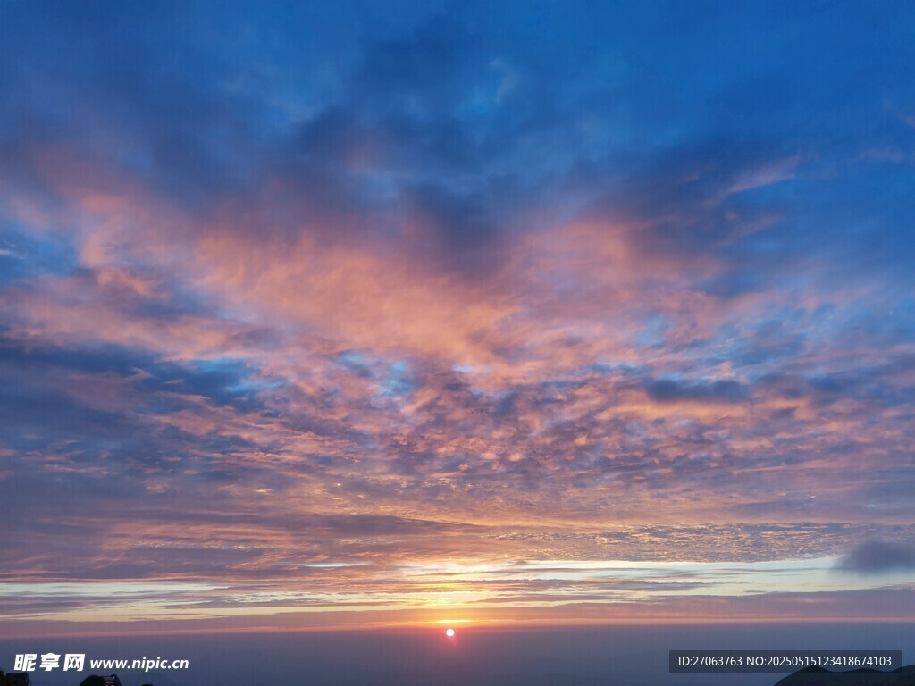 日出时分绚丽天空美景