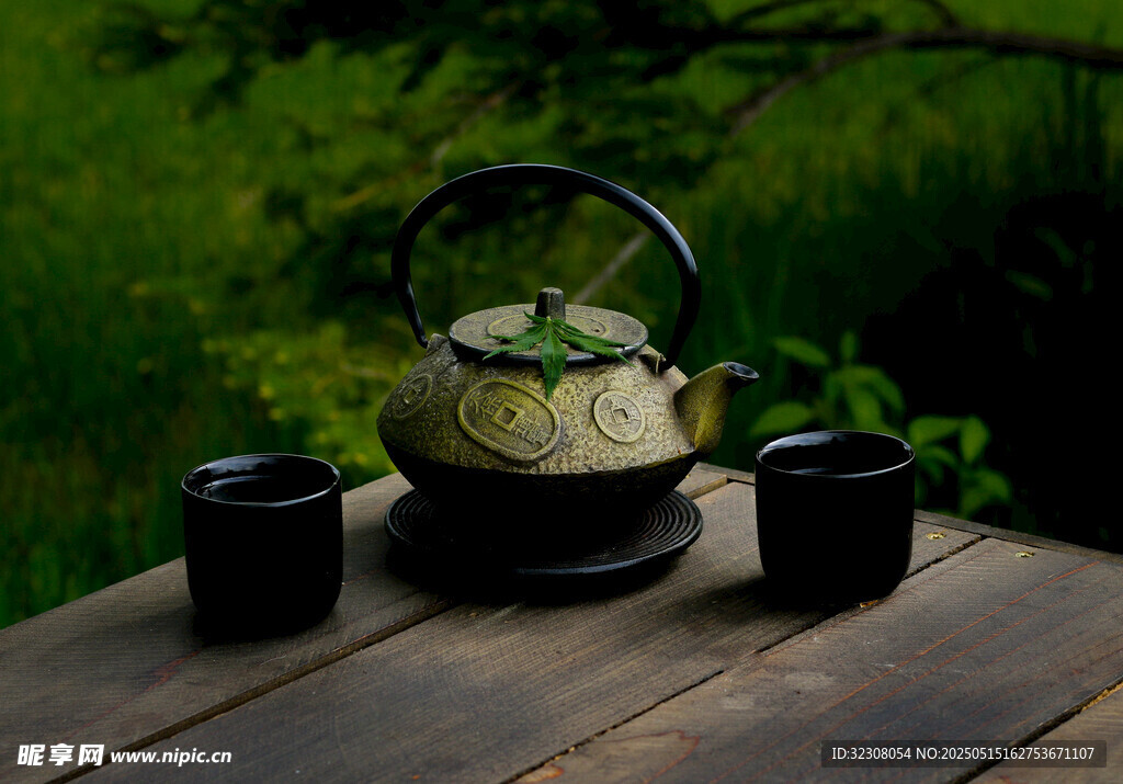 户外木桌上的茶壶与茶杯