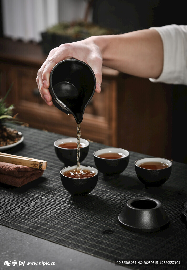 手艺人优雅斟茶瞬间
