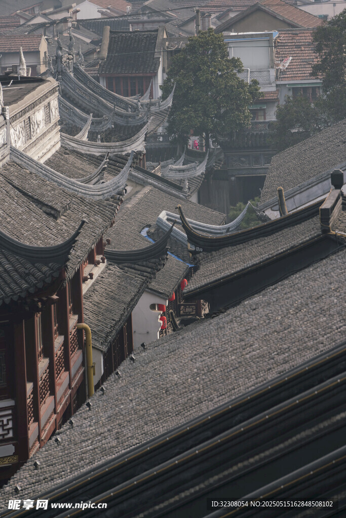 古建屋顶工人作业场景