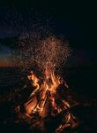 夜中火堆闪耀温暖光芒