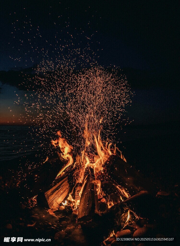 夜中火堆闪耀温暖光芒