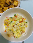 美味蛋炒饭搭配香脆小吃