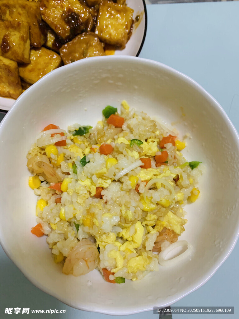 美味蛋炒饭搭配香脆小吃