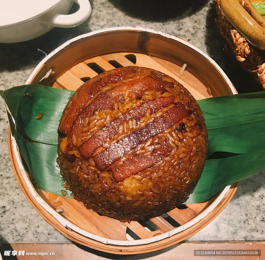 竹篮中的美味红糖发糕
