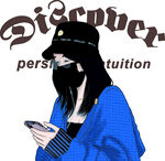 戴帽女子专注看手机