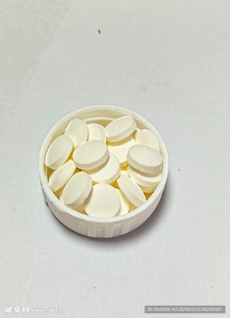 白色碗中装着圆形白色物体