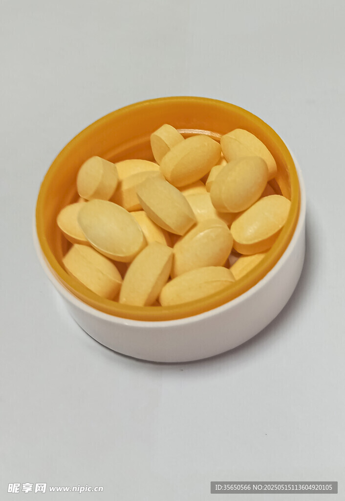 碗中美味的黄色营养片