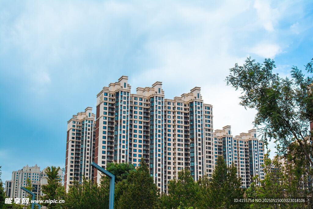 城市高层住宅与绿树蓝天