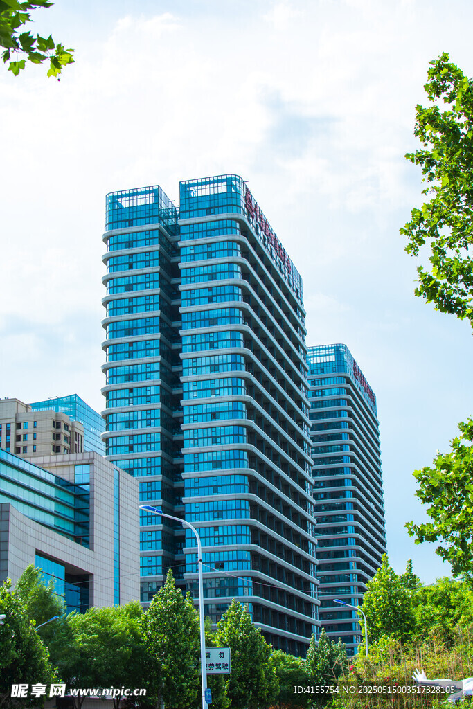 现代都市高楼与绿树景观
