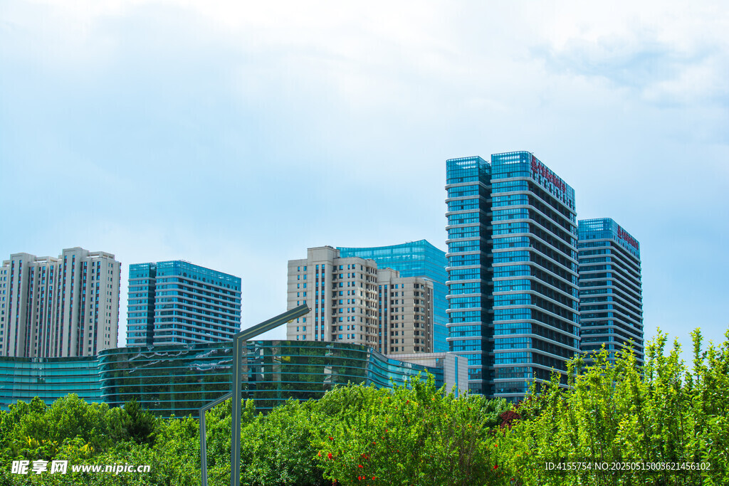 城市高楼与葱郁绿植景观