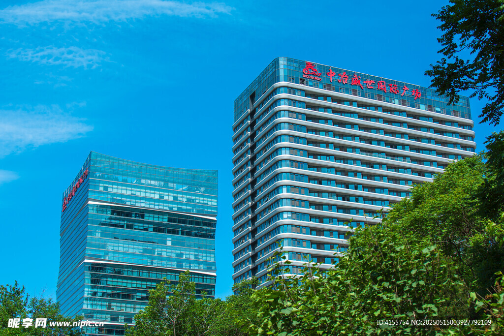 城市高楼与葱郁绿树景观