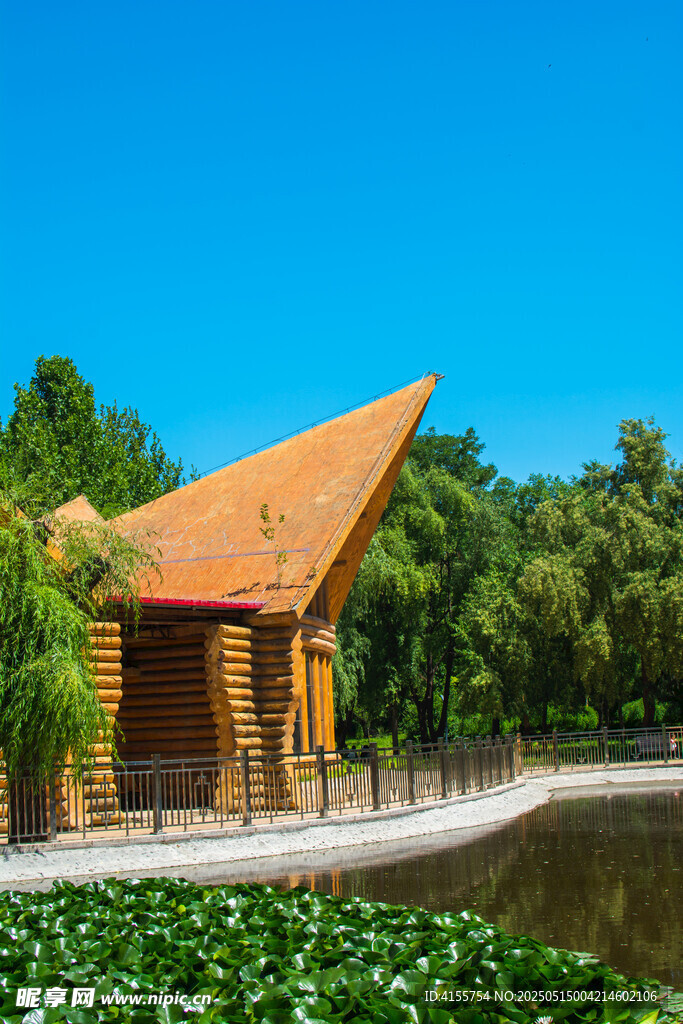 湖畔中式小屋风景如画