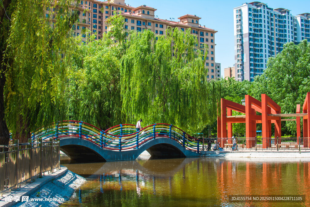 城市河畔风景如画的小桥