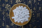 中式瓷碗中的茯苓丁