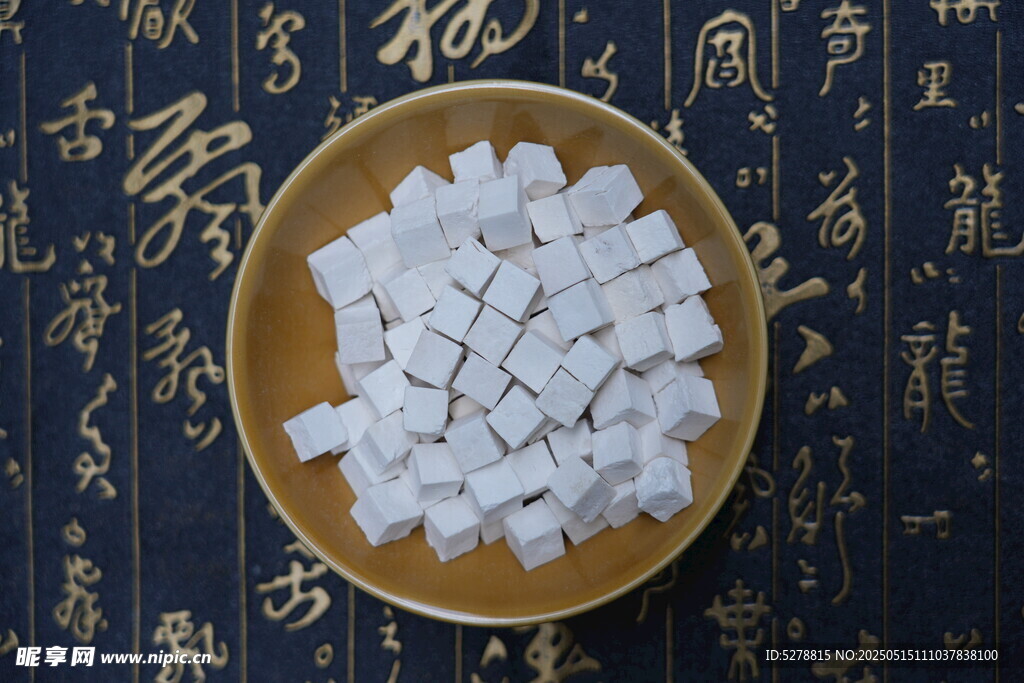 中式瓷碗中的茯苓丁
