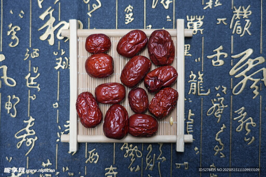 传统中式托盘上的饱满红枣