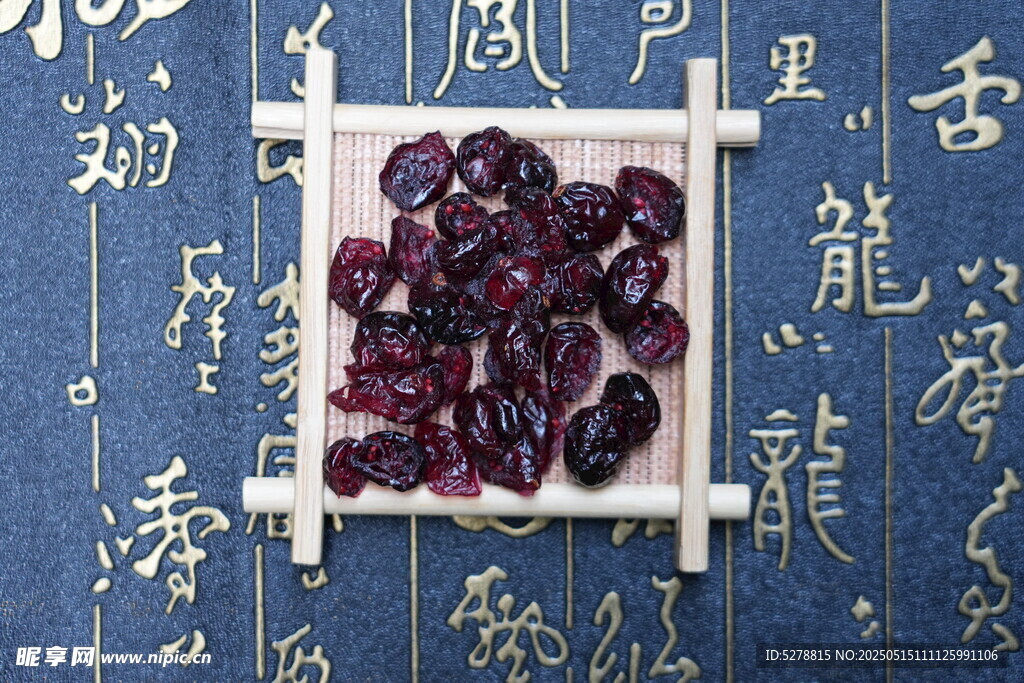 传统中式背景下的蔓越莓