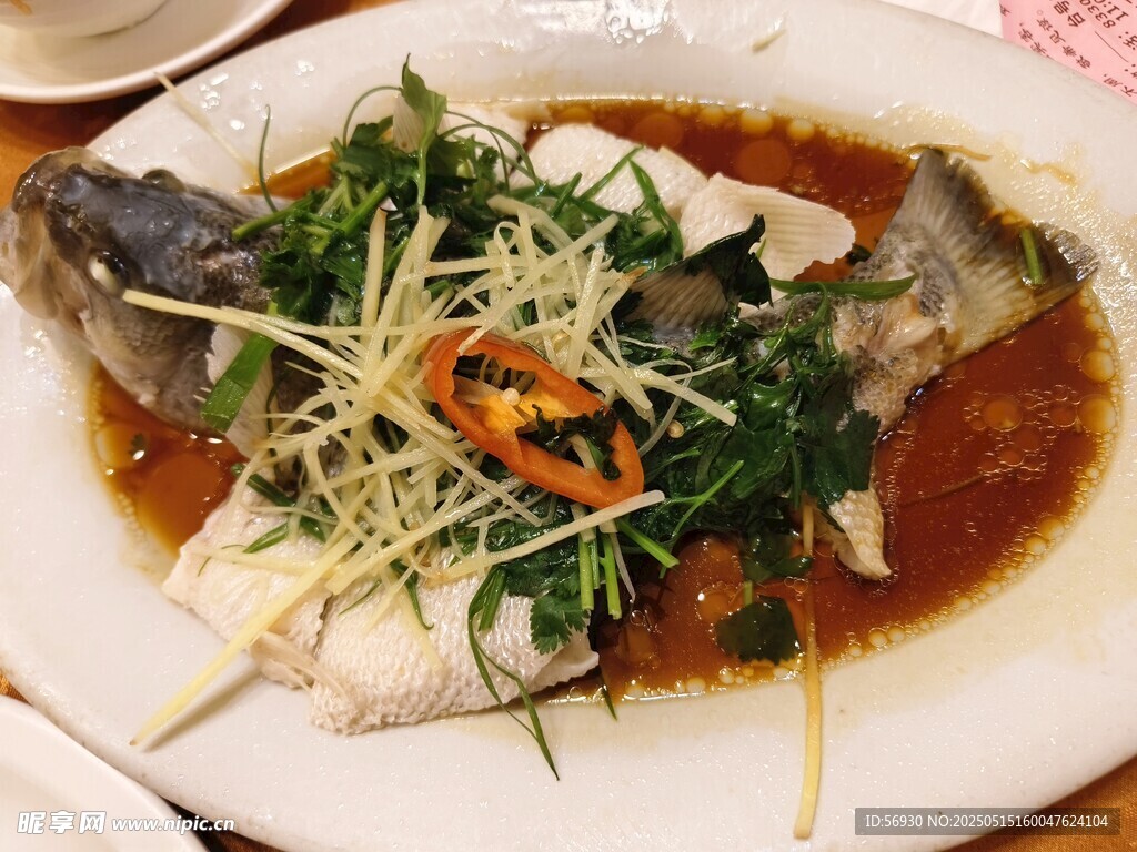 粤菜清蒸鲈鱼