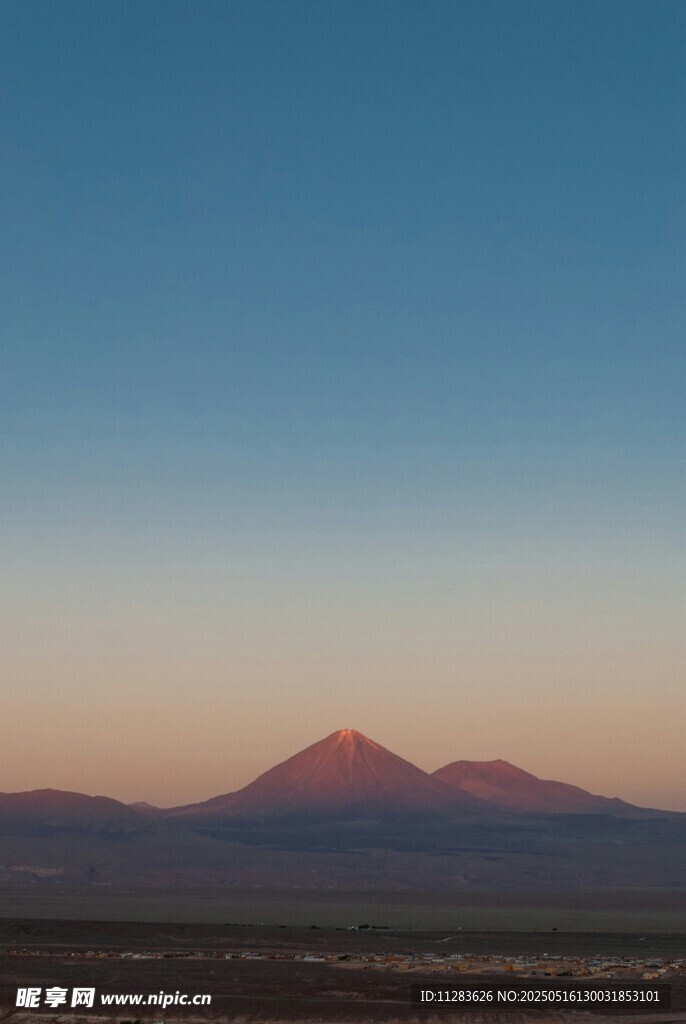 夕阳下的远山美景