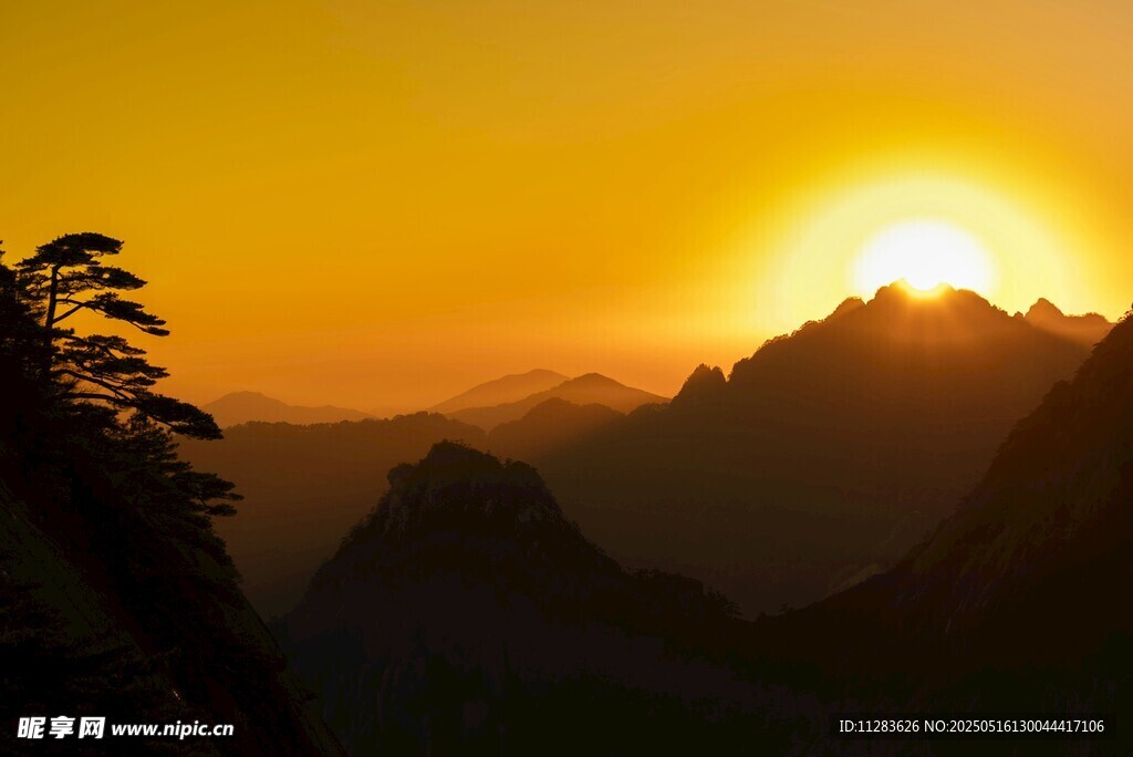 夕阳下的壮丽山峦景色