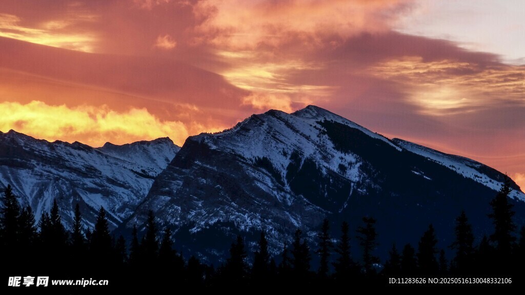 壮丽雪山晚霞美景