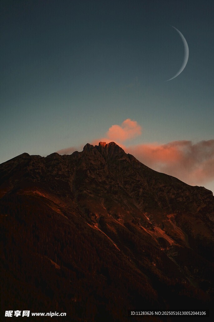 山间新月伴晚霞美景