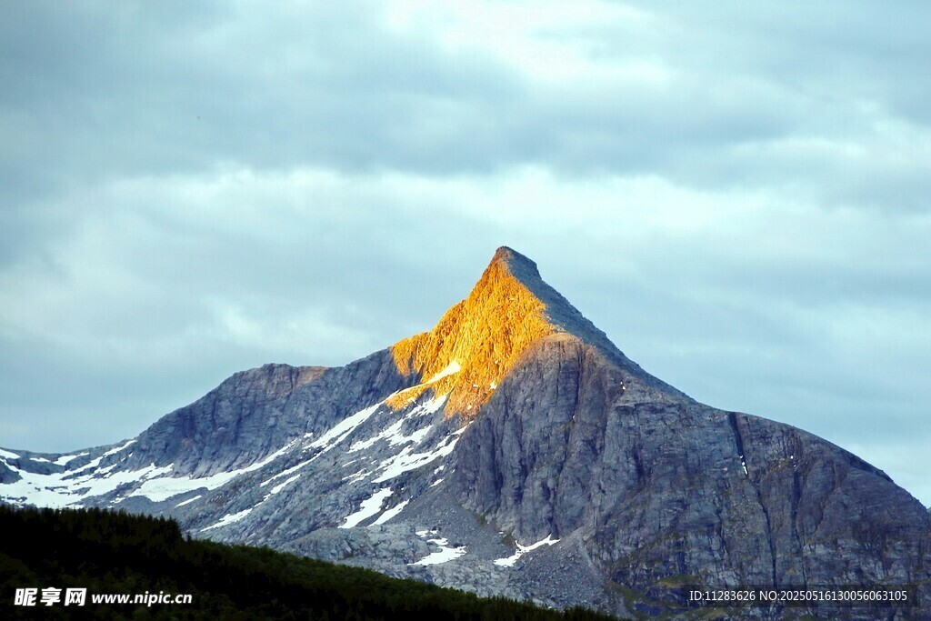 金色峰顶的壮丽雪山