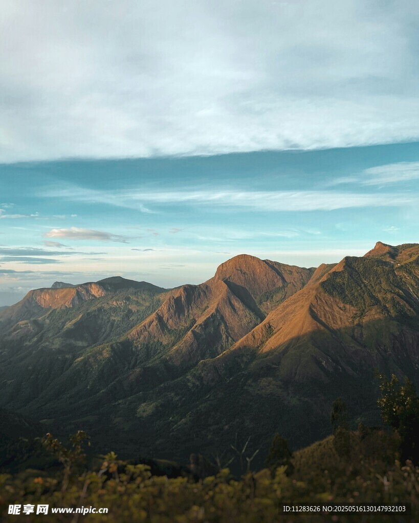 壮丽山峦与天际美景