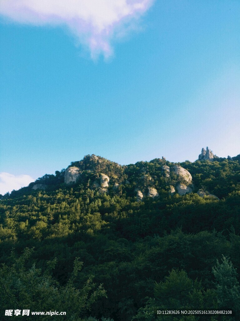 青山蓝天间的自然景致