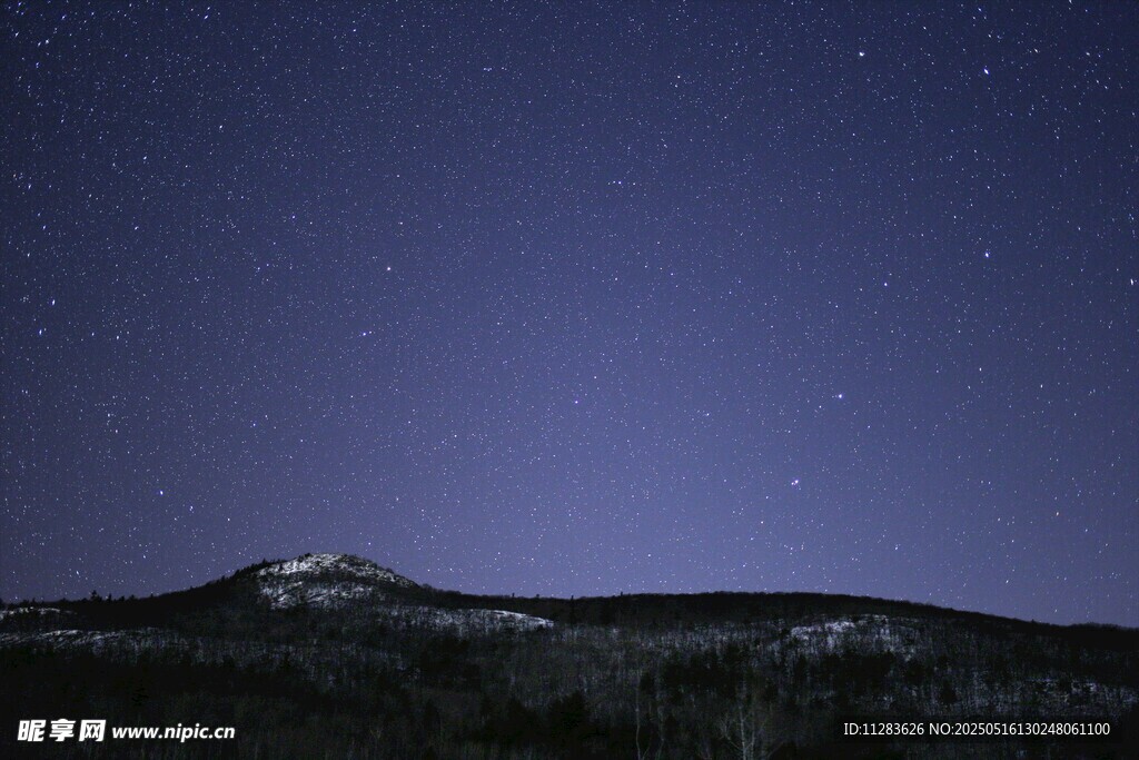 夜空下的山峦与繁星
