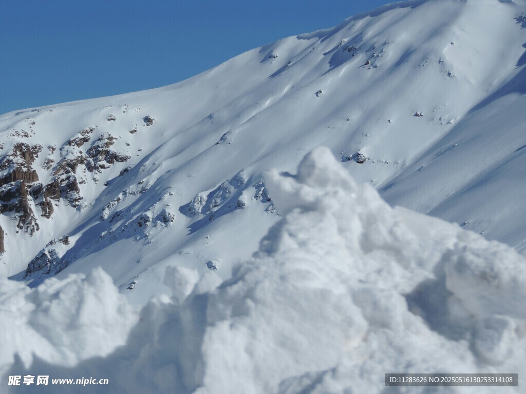巍峨雪山壮丽雪景