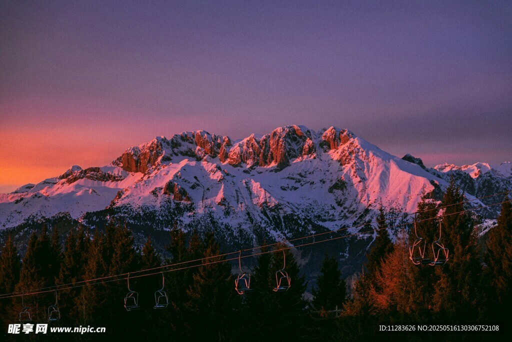 夕阳下的雪山壮丽美景