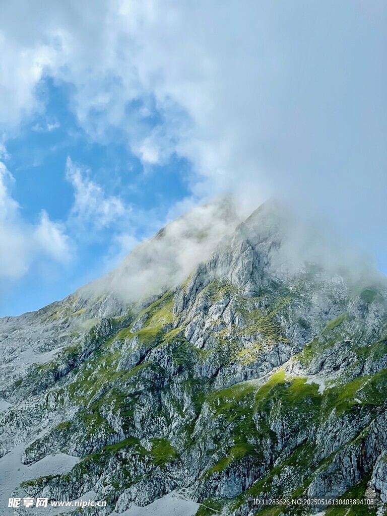 云雾缭绕的壮美山峰