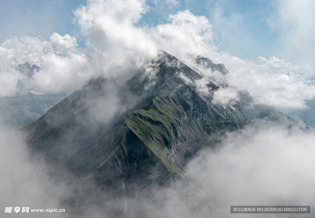 云雾缭绕中的巍峨山峰