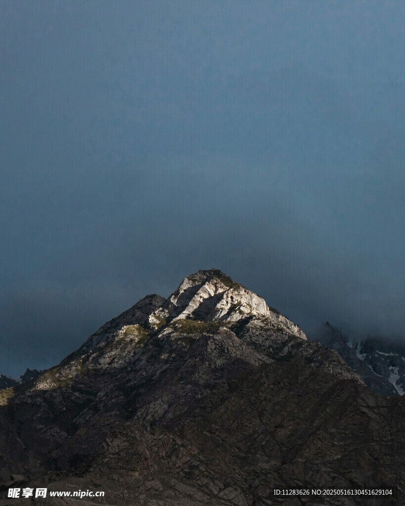 雪山之巅壮丽景致
