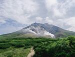 山间小径通往巍峨山峰