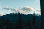 蓝天森林与远山