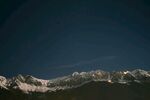 夜幕下的雪山美景