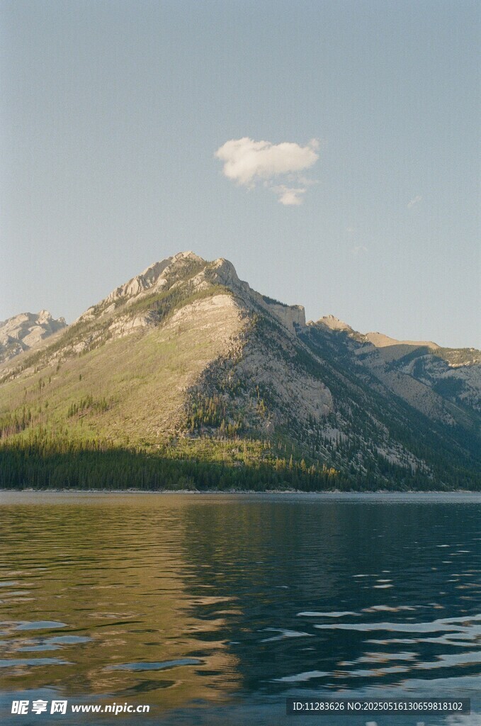 湖畔青山美景