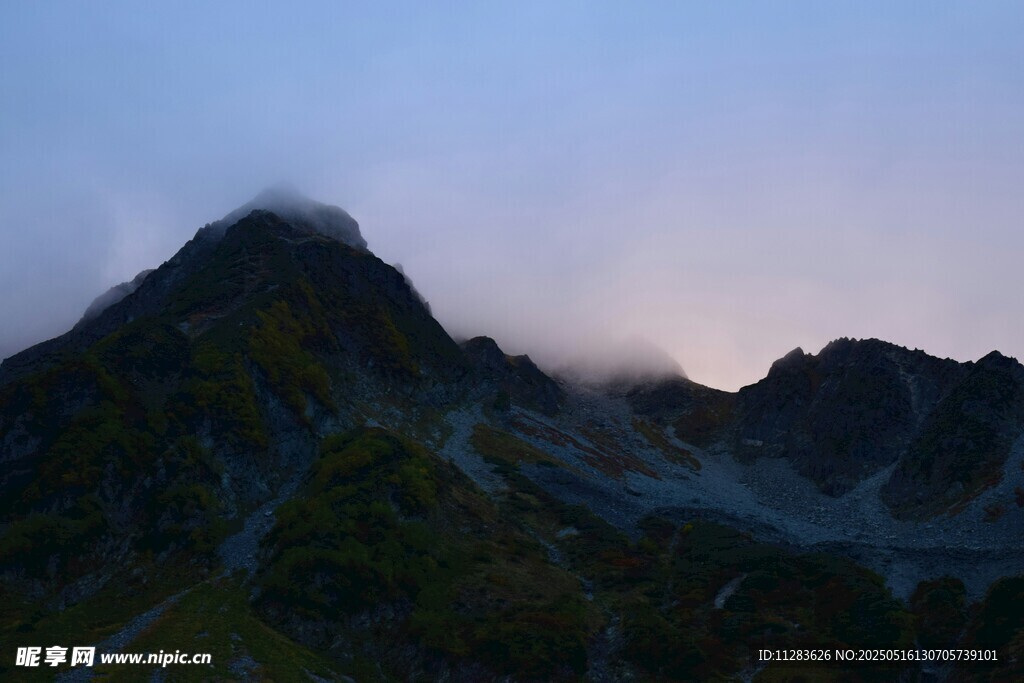 山间暮色云雾缭绕美景