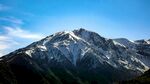 巍峨雪山蓝天壮丽景观