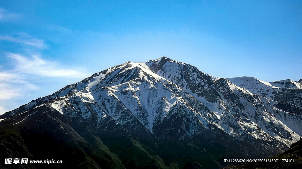 巍峨雪山蓝天壮丽景观