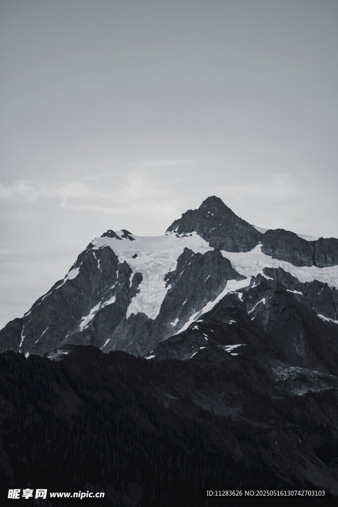 巍峨雪山壮丽景致