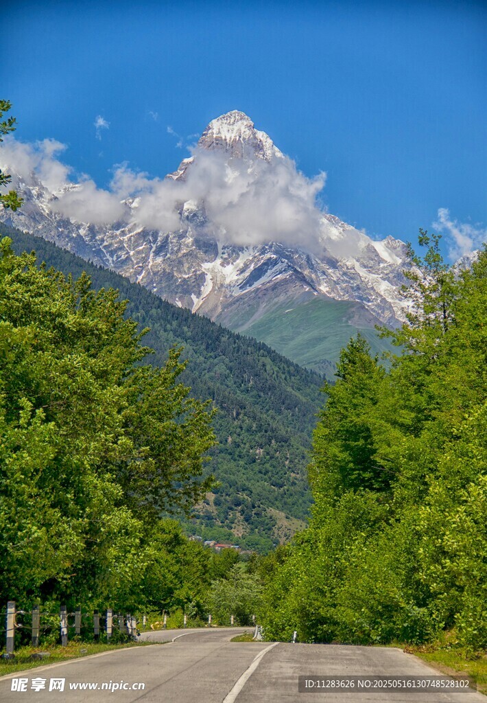 山间公路旁的巍峨雪山
