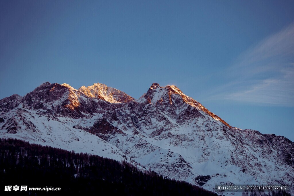 雪山日出美景
