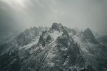 云雾缭绕的巍峨雪山
