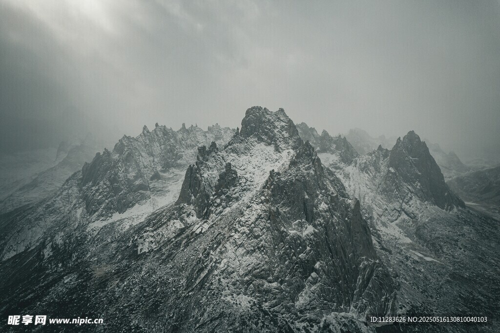云雾缭绕的巍峨雪山